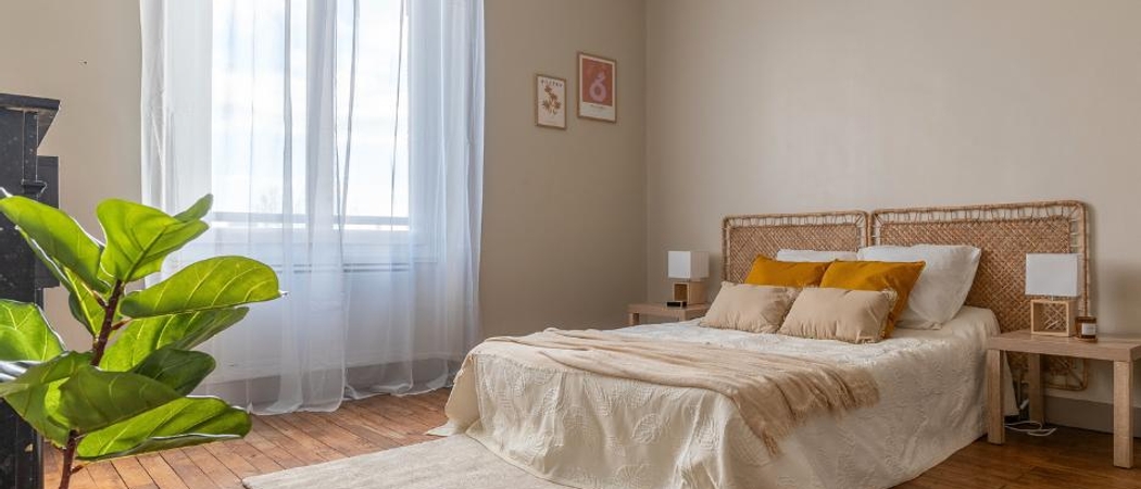 Home staging Nantes - Ameublement d'une chambre avec lit tapis tête de lit - Antepostea